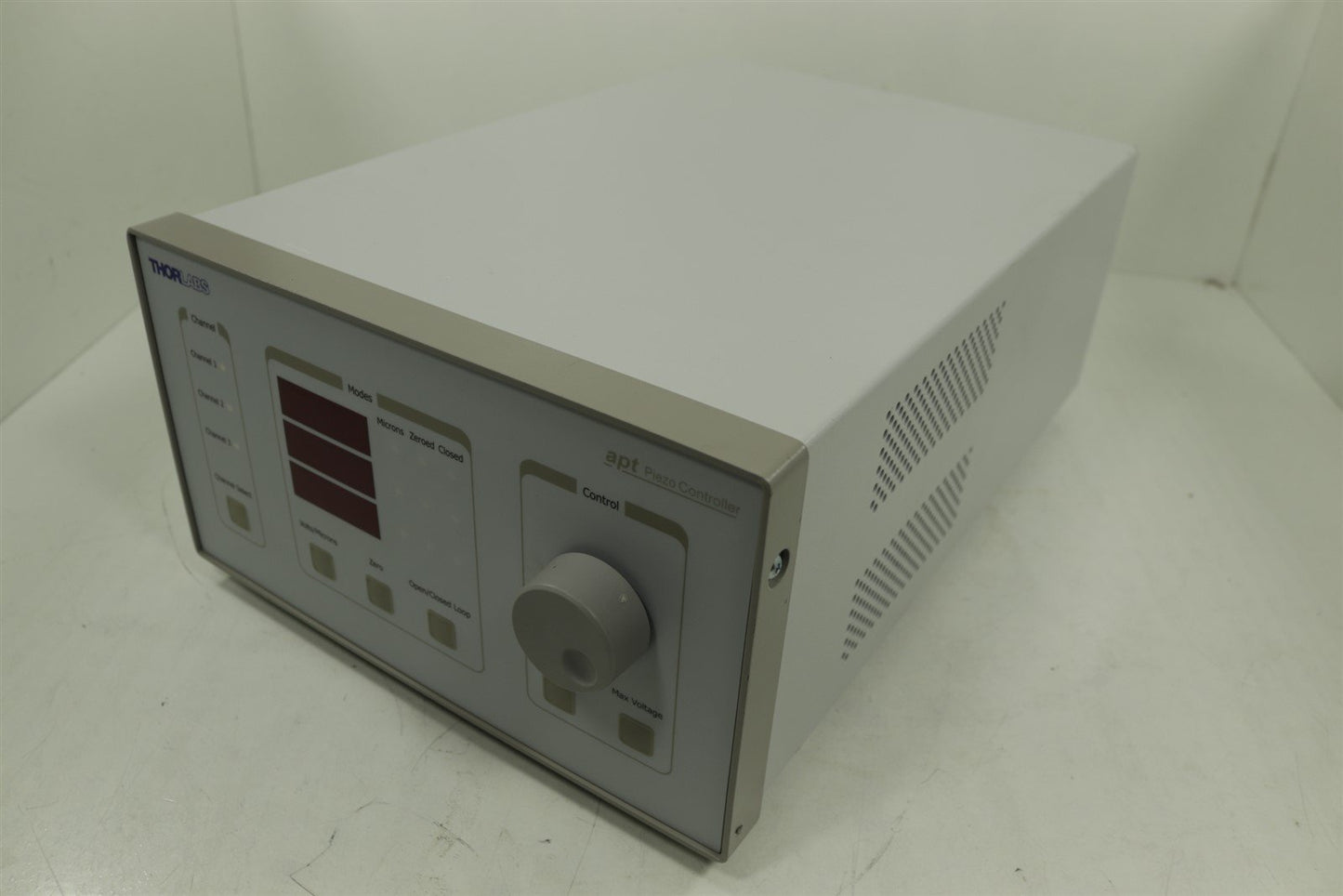 BPC303 3-Channel 150V/1A Benchtop Piezo Controller