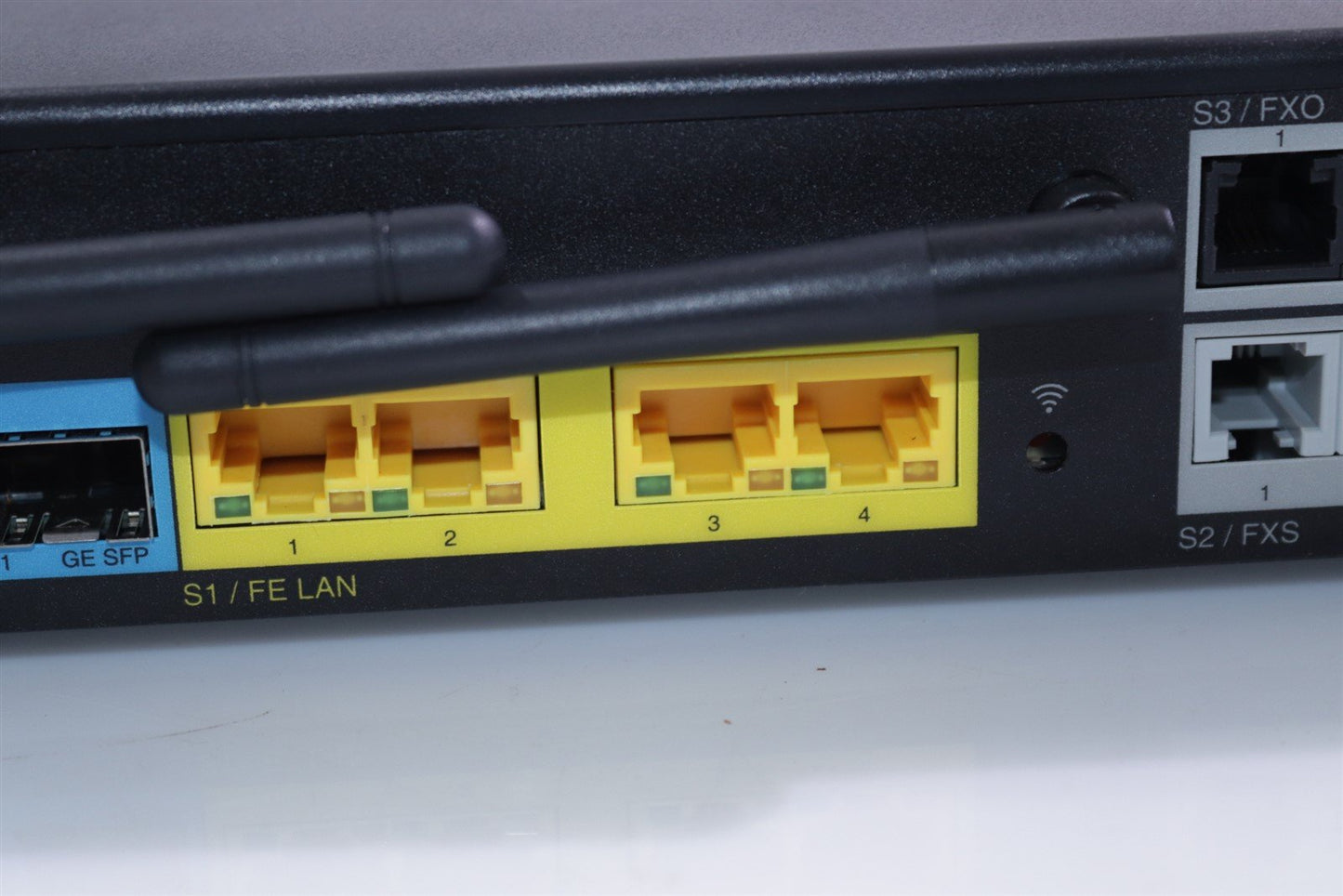 AudioCodes Mediant 500L MSBR M500L-4S4OW-A1GECS-T All-in-one Router GGWL00008