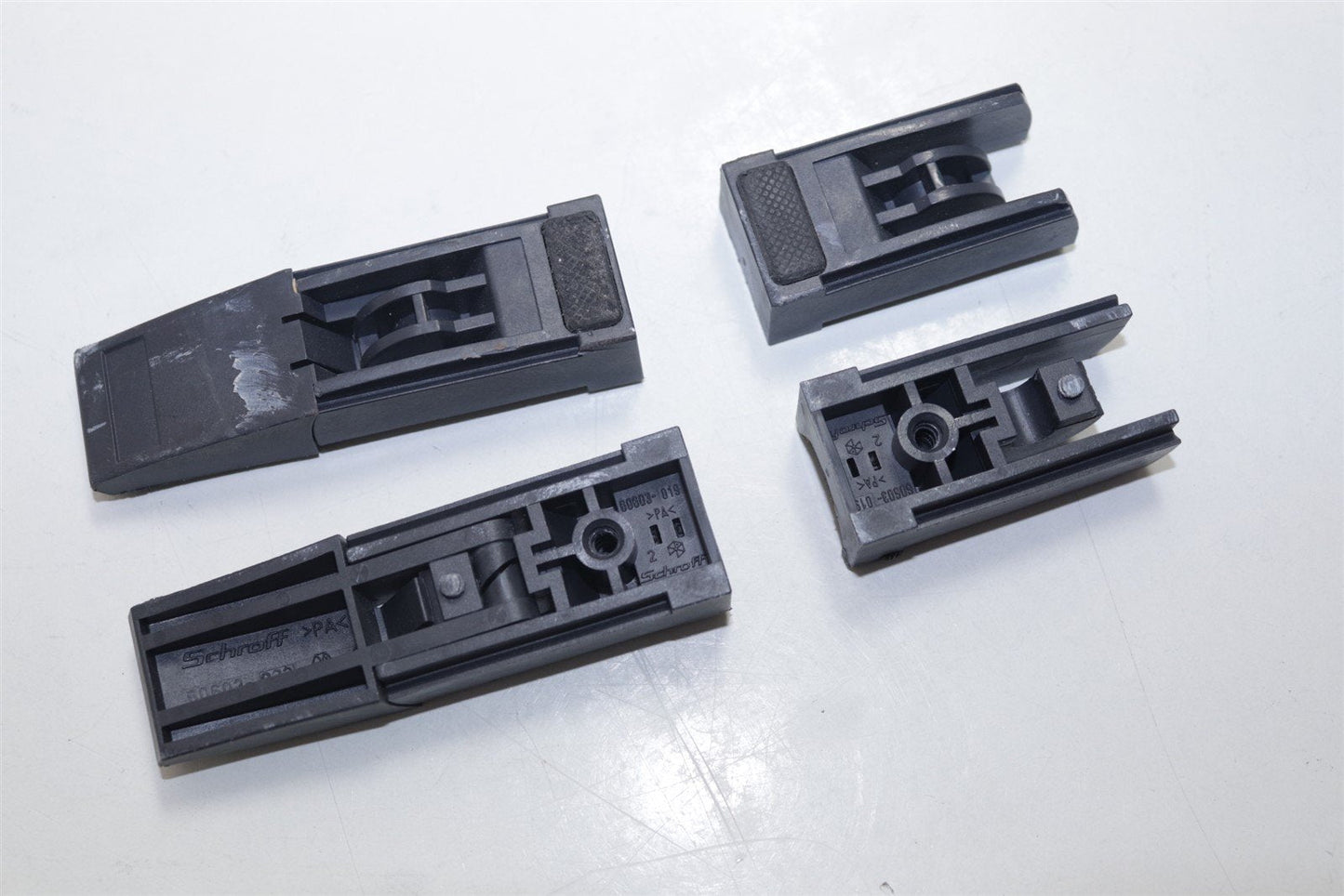 Schroff Set of 4 Plastic legs 60603-023
