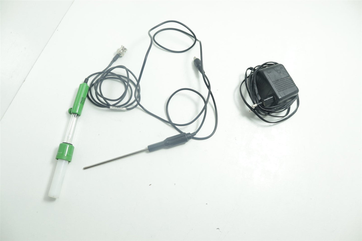 Hanna Instruments HI 2211 Bench pH/ORP Meter With Probes & Power Cable