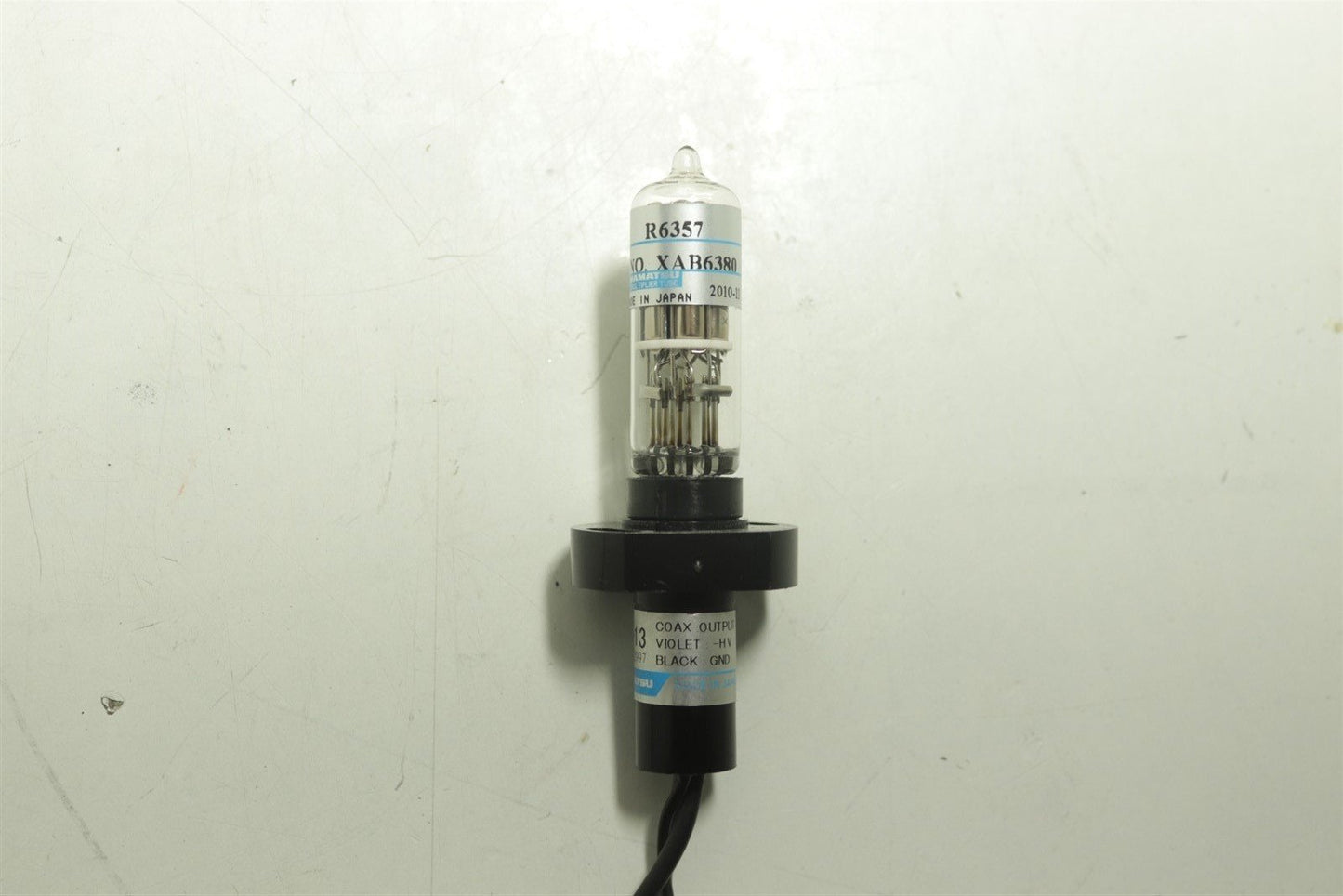 Hamamatsu R6357 Photomultiplier Tube With E850-13 Socket