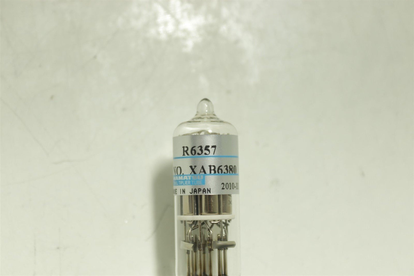 Hamamatsu R6357 Photomultiplier Tube With E850-13 Socket