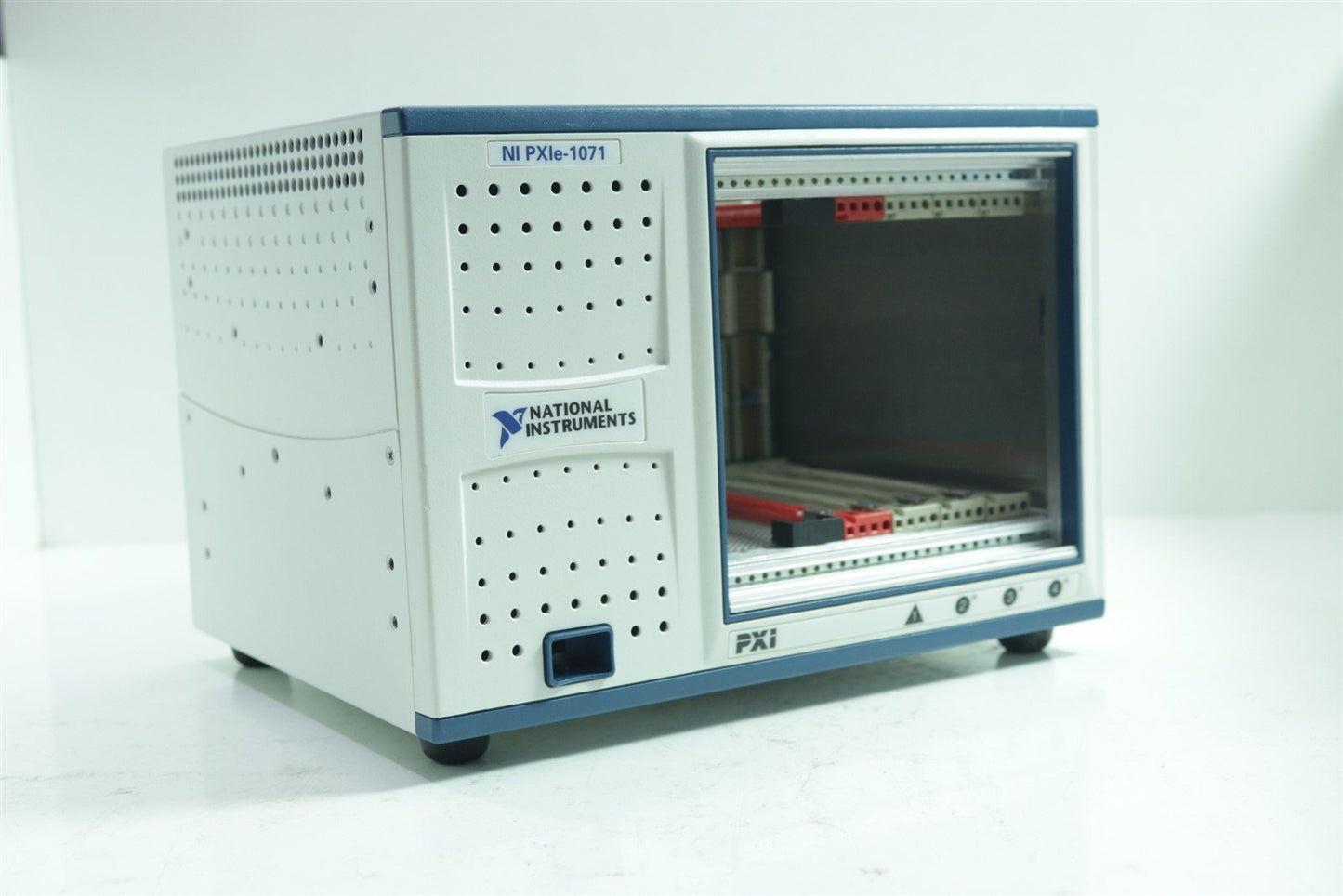 National Instruments PXIe-1071 PXIe 4-Slot 3 GB/s PXI Chassis 195659C-01L