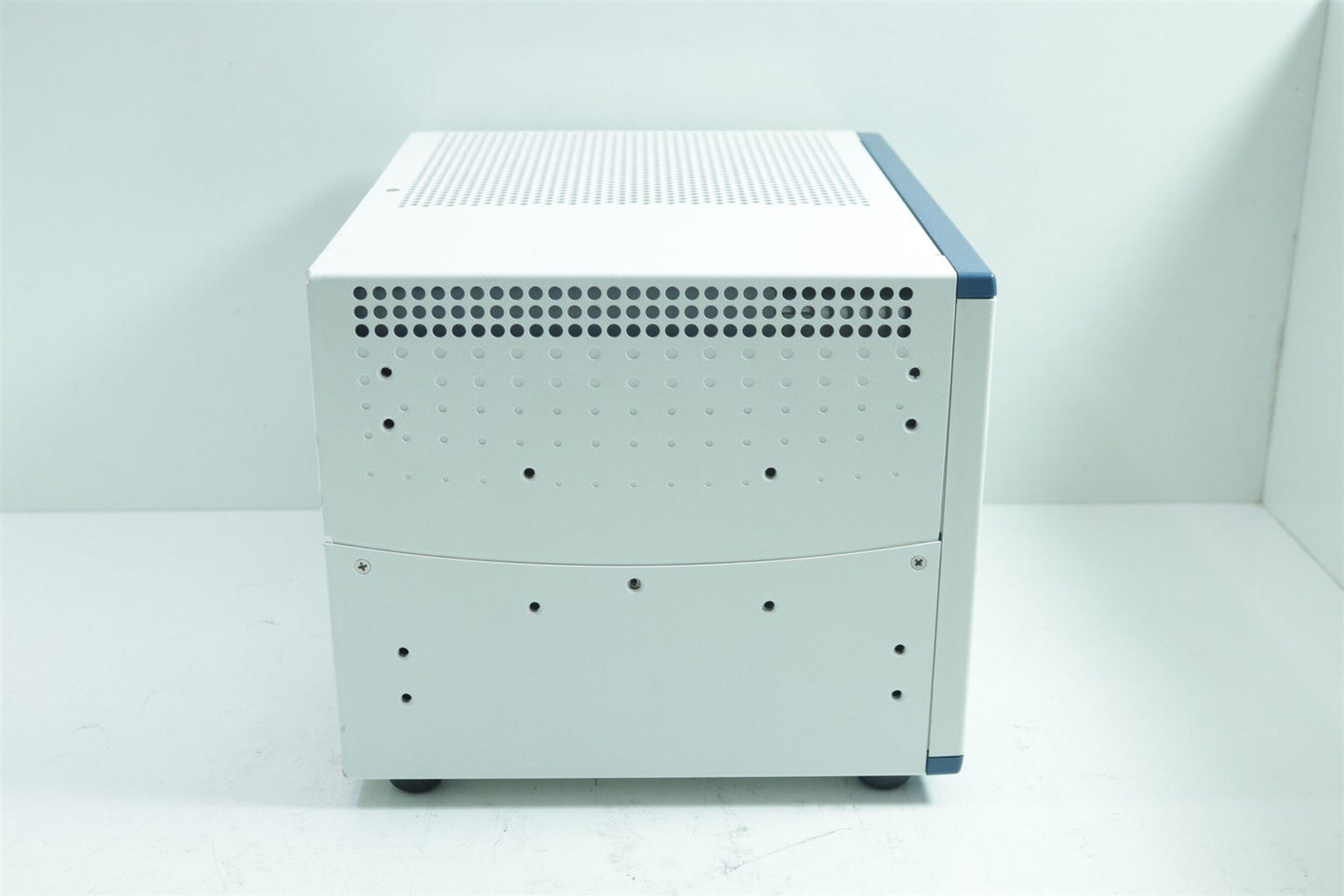 National Instruments PXIe-1071 PXIe 4-Slot 3 GB/s PXI Chassis 195659C-01L
