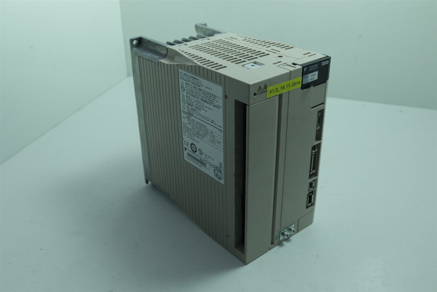 Yaskawa Servopack SGDV-120AE5A008000 200V 11.6A 1.5kW