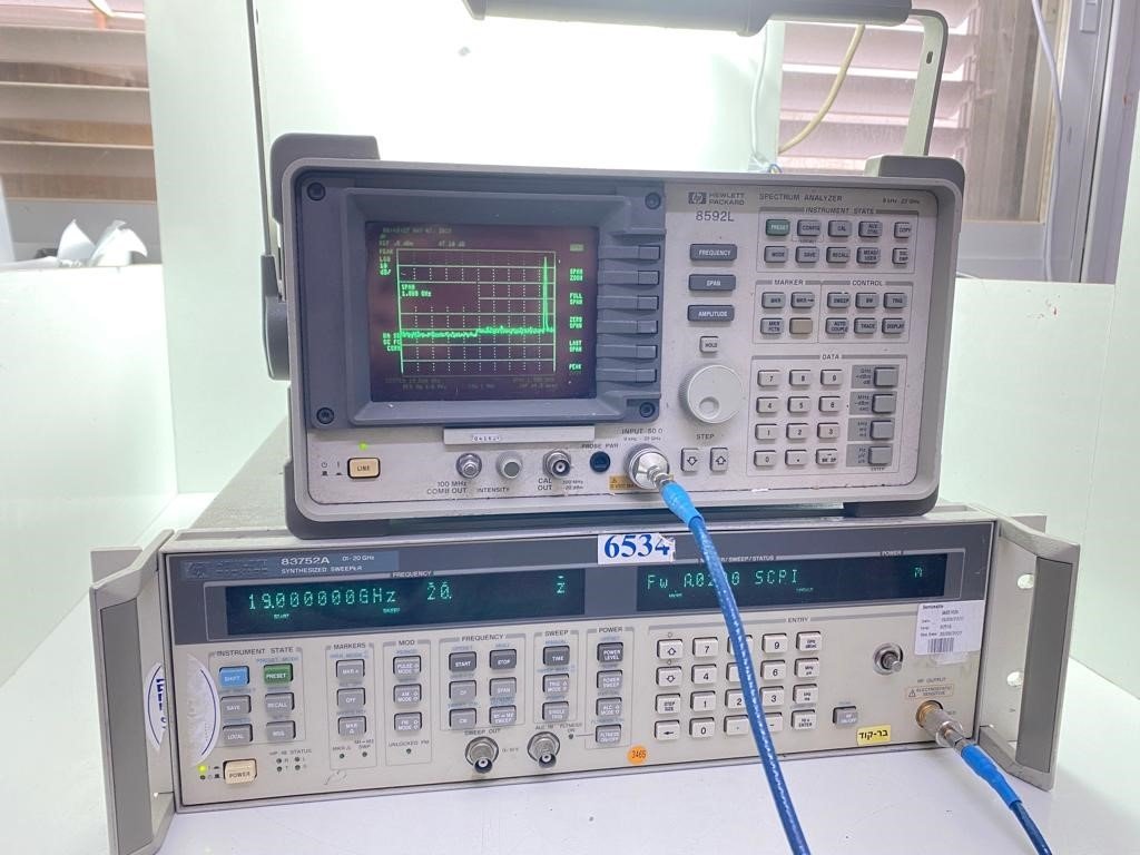 HP Agilent Keysight 83752A Synthesized Sweeper 0.01 - 20 GHZ Tested ...